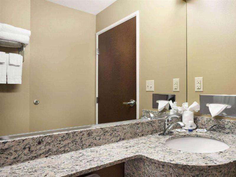 Microtel Inn & Suites By Wyndham Cambridge Bagian luar foto
