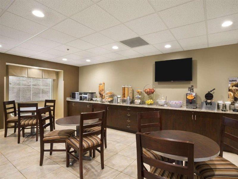 Microtel Inn & Suites By Wyndham Cambridge Bagian luar foto
