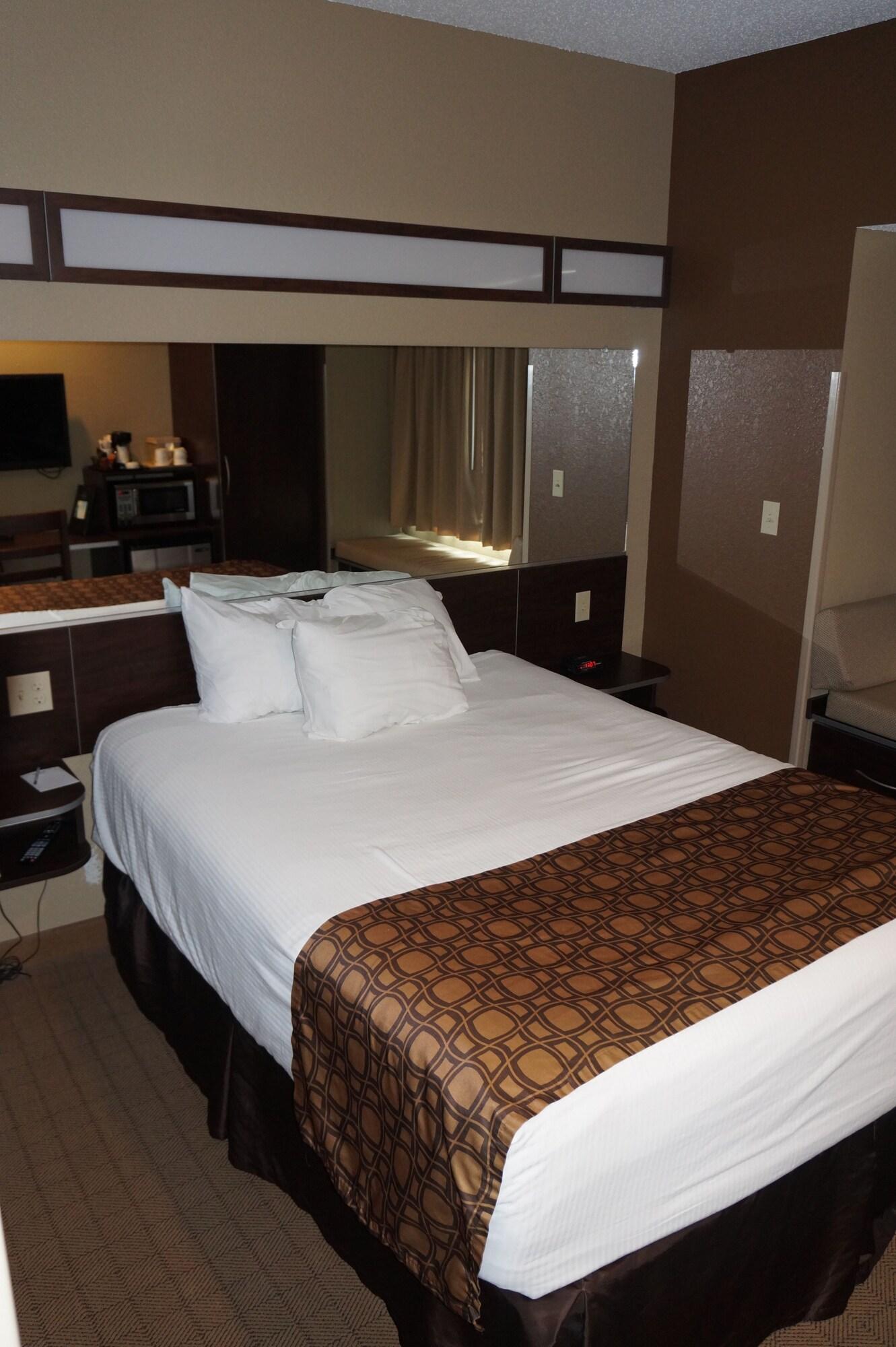 Microtel Inn & Suites By Wyndham Cambridge Bagian luar foto