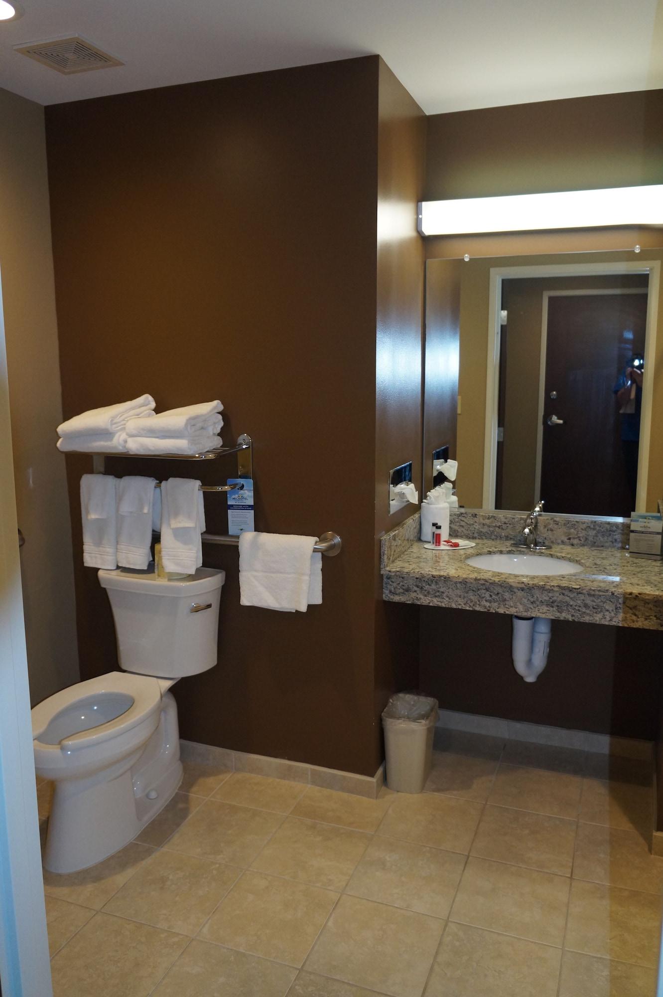 Microtel Inn & Suites By Wyndham Cambridge Bagian luar foto