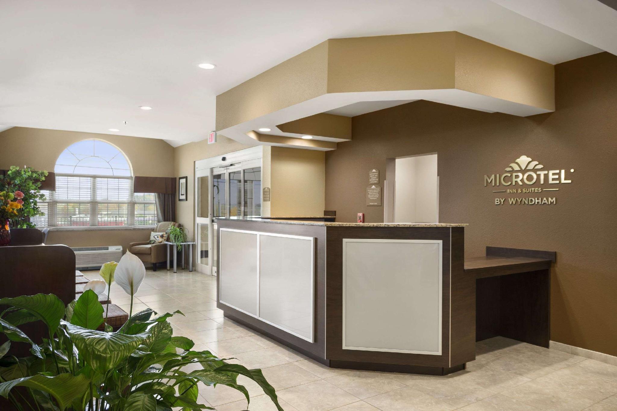 Microtel Inn & Suites By Wyndham Cambridge Bagian luar foto
