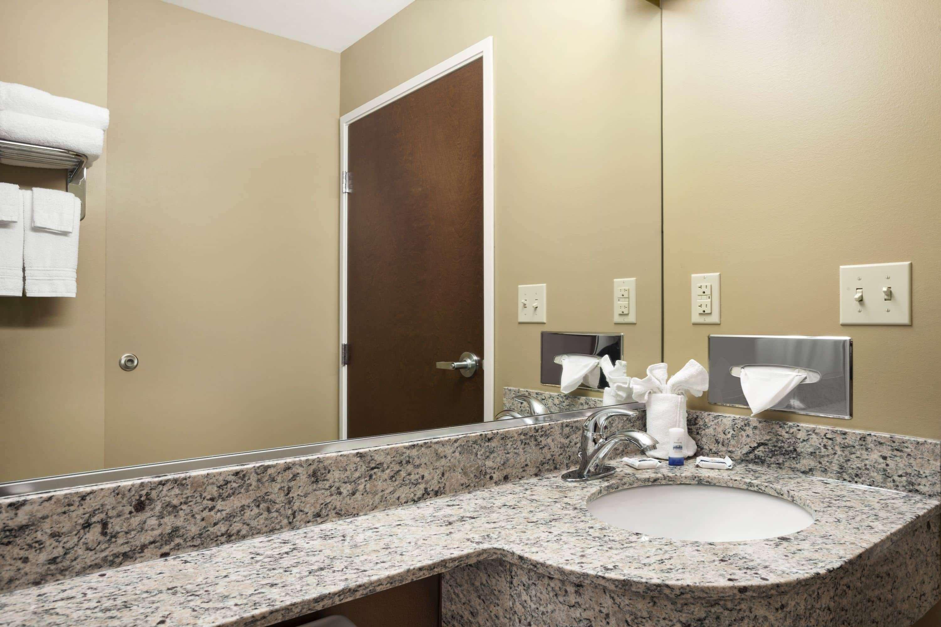 Microtel Inn & Suites By Wyndham Cambridge Bagian luar foto